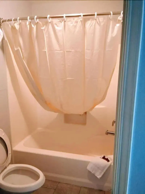 Deluxe Inn and Suites