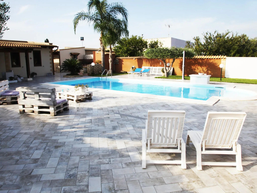 Air-conditioned villa with swimming pool 900 meters from the sea