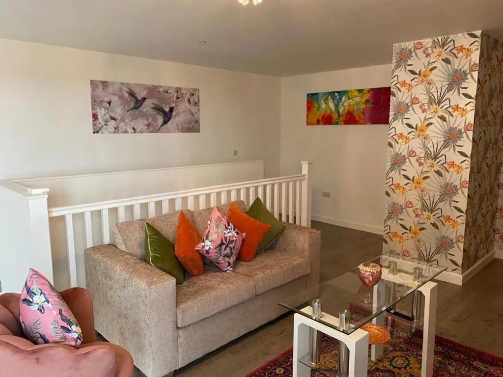 Central 2 bed Newly built DUPLEX Penthouse with FREE Gated, On-site Parking, Lift access, Self Check-in, SUPER Fast WIFI, TWO City view Terraces & Sleeps 6