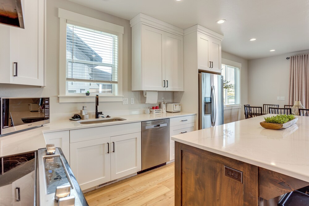 Mtn & Lake Views: Family Retreat in Bear Lake!