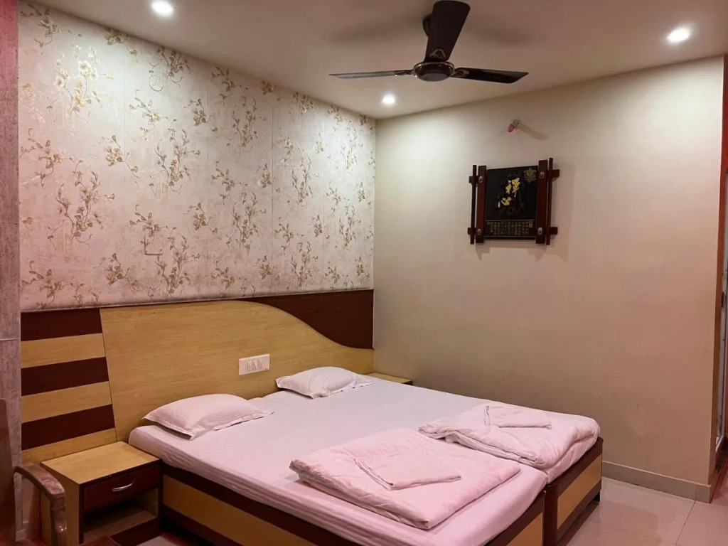 Hotel Lee Garden Near to Blue Flag Beach 500 Mtrs