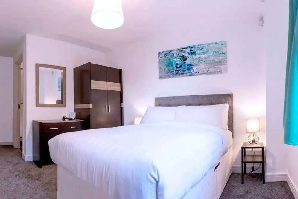 Modern 2 Bedroom Apartment in City Centre With Balcony