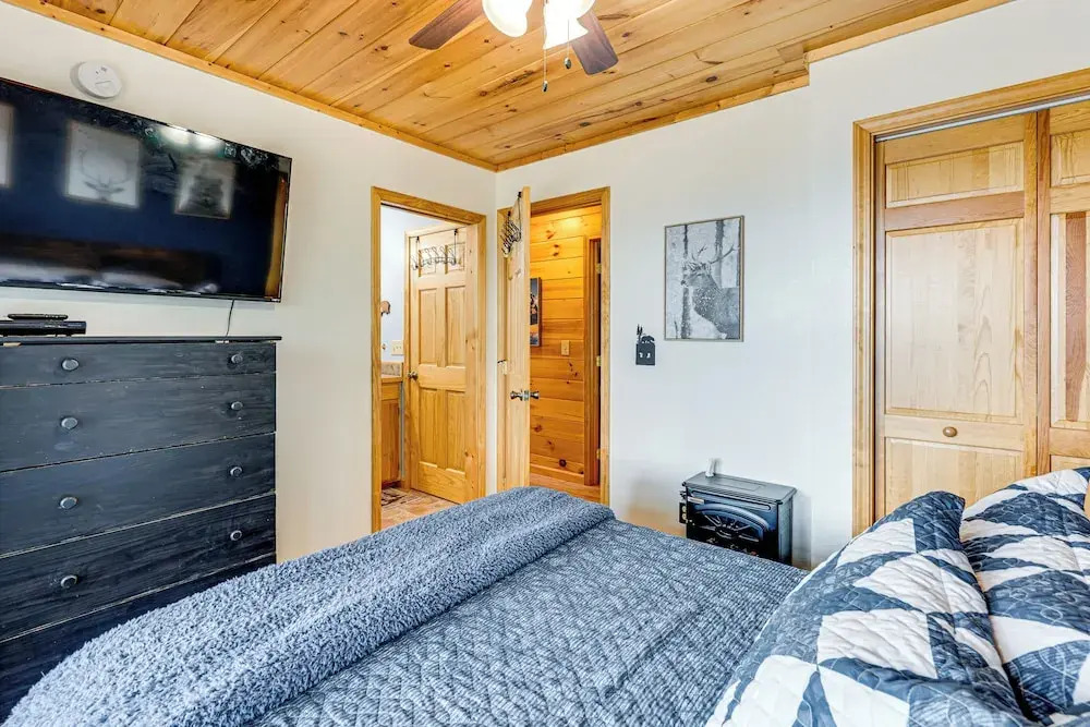 Mtn-View Cabin: Deck & Pets Welcome in Murphy