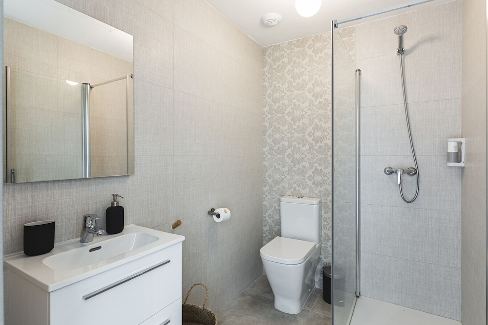 Valencia Apartments by Olala Homes
