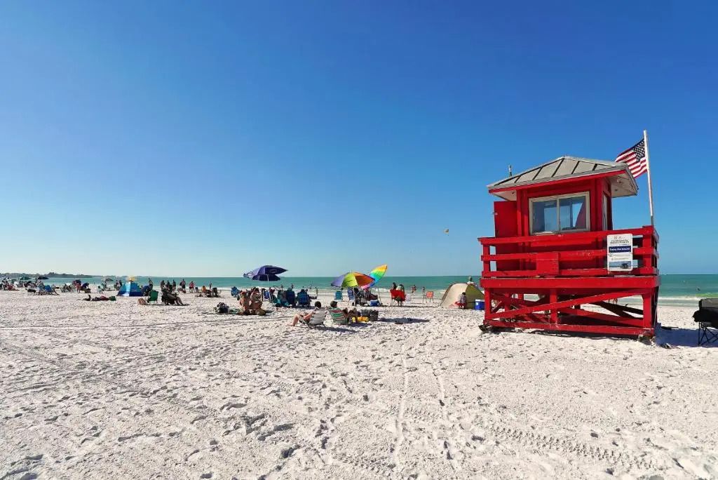Modern & Fresh - Less than 3 miles to the Beach