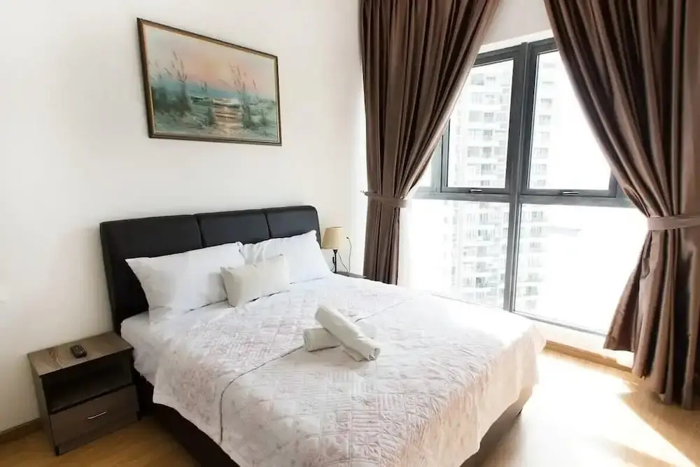 High-floor 2BR Suite, Water Views, Free Parking