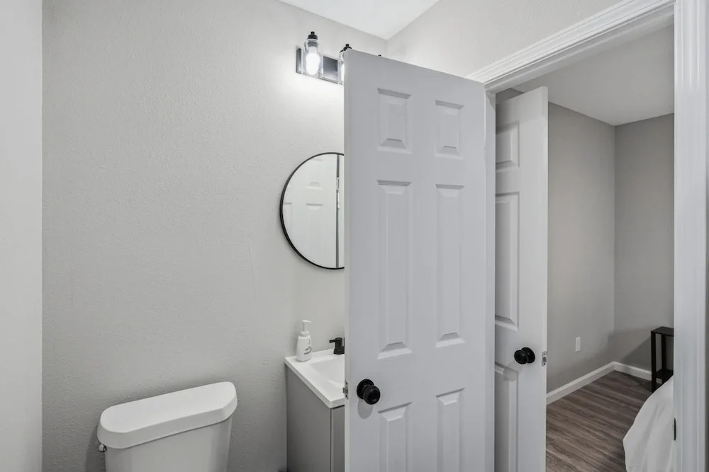 Spacious 3BR Retreat Near Downtown River Walk
