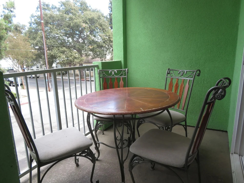 Fully Furnished Apartments near Hollywood