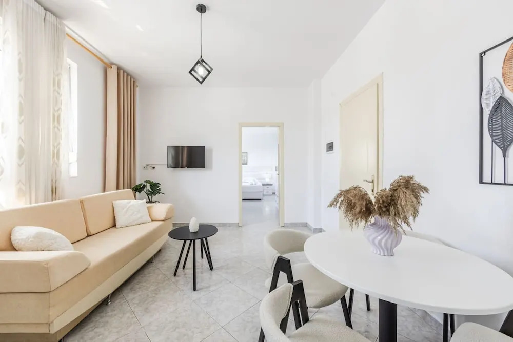 Modern Home With Wifi and Beach Access Golem