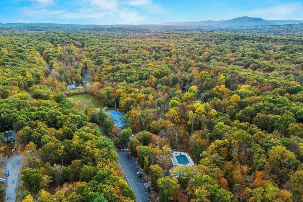 Hot Tub, Firepit, Foosball Access to Private Lake & Pool Penn Estate Getaway