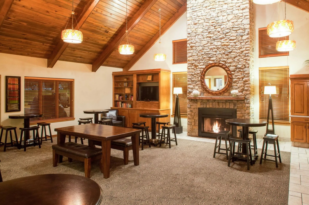 Cloverleaf Suites Kansas City - Overland Park