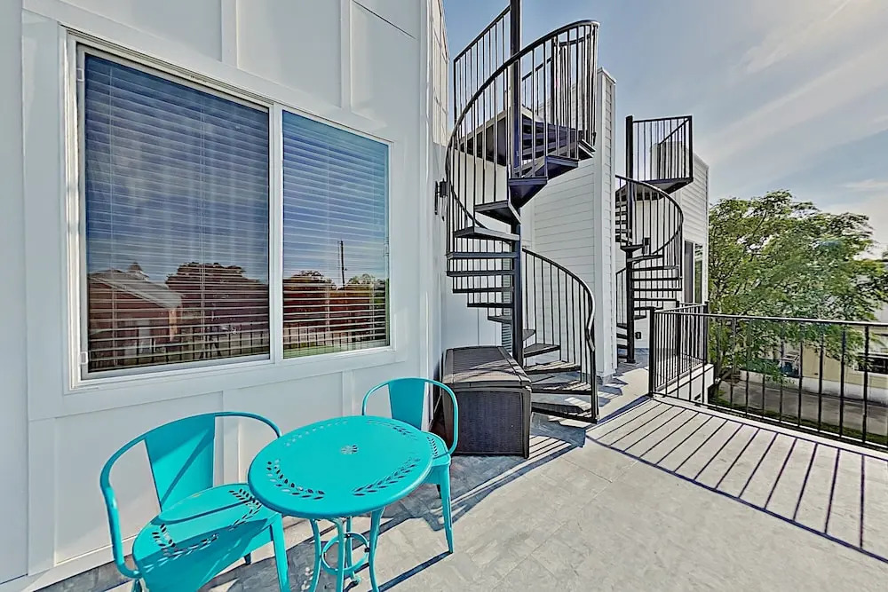 Lavish Eastside W/ Private Rooftop Deck 2 Bedroom Condo