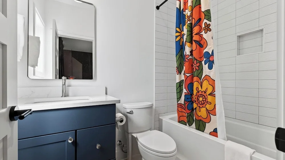 That 70s Show by Avantstay Skyline Views + Rooftop Hot Tub + Bumper Pool Mins to Broadway + Nissan Stadium + Germantown