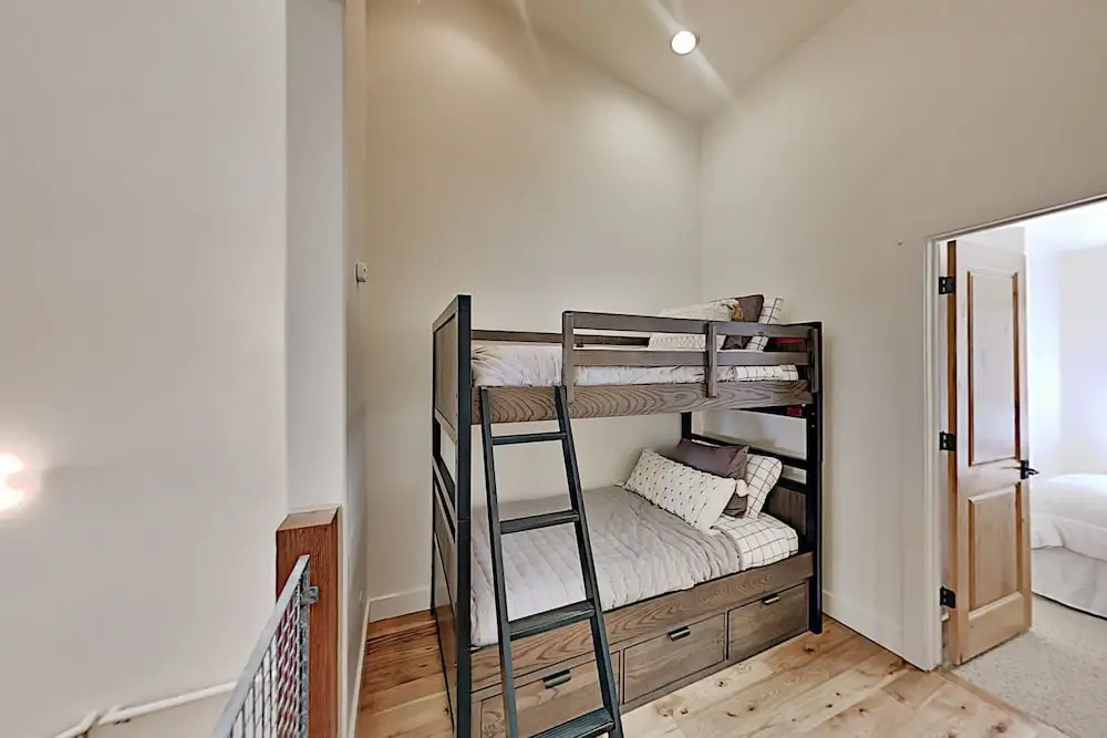Private Hot Tub & Stunning Views, High Walkability 2 Bedroom Condo