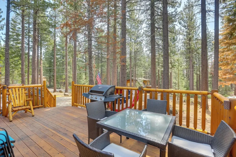 Authentic Log Cabin w/ Hot Tub in South Lake Tahoe