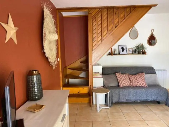 Belle villa 2 chambres terrasse en angle parking privatif dans résidence sécurisée piscine commune 800 m de la mer LRCS151