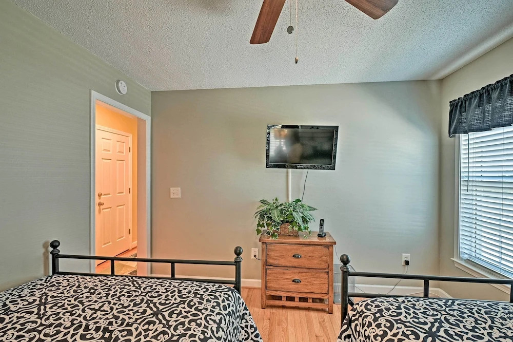 Murrells Inlet Home w/ 3 Decks - 1 Block to Beach!