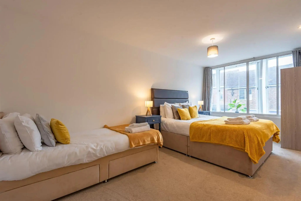 Sleeps 7 - Spacious Modern Apartment in Newbury Town Centre by JDF Property