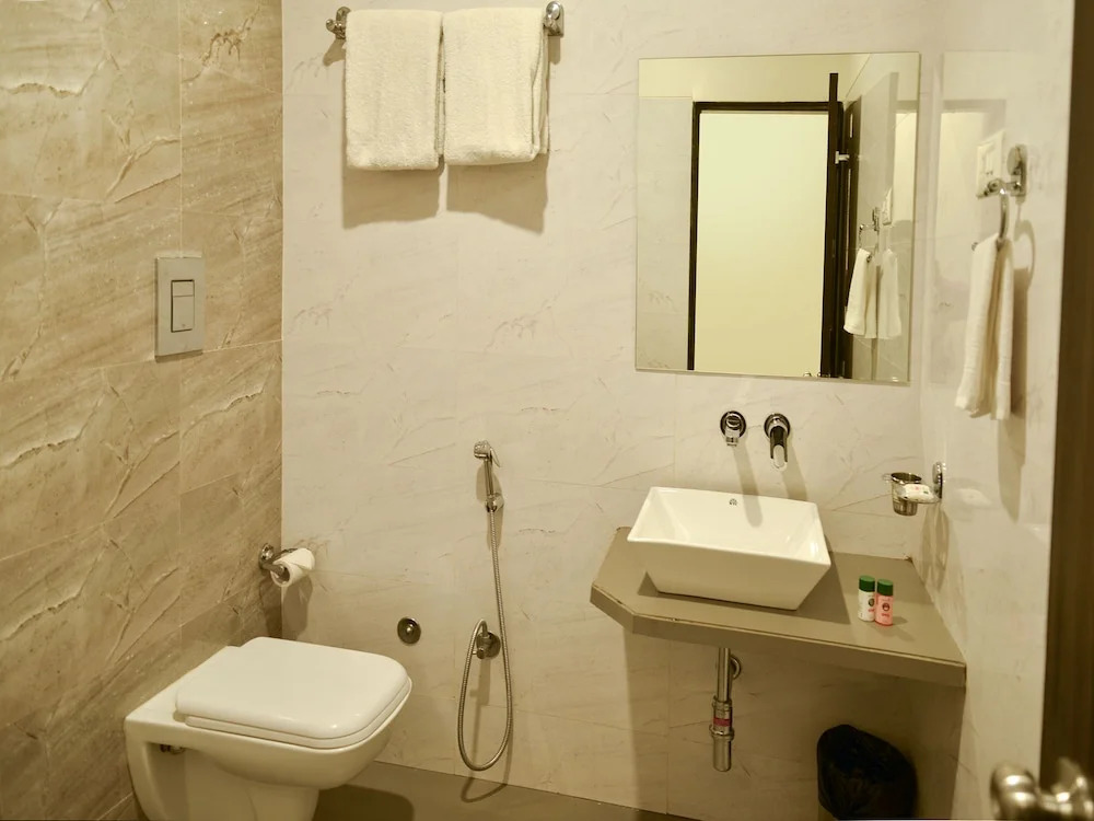 OYO 4448 Hotel Suresh Plaza