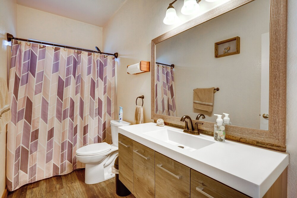 Heated Pool, Pets Welcome: Surprise Snowbird Haven
