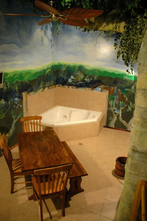 Wildwood Inn Tropical Dome & Theme Suites