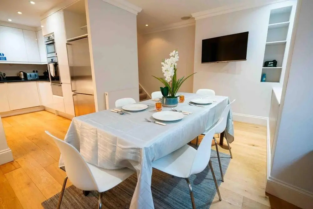 Spacious & Modern 3brs House in Central London