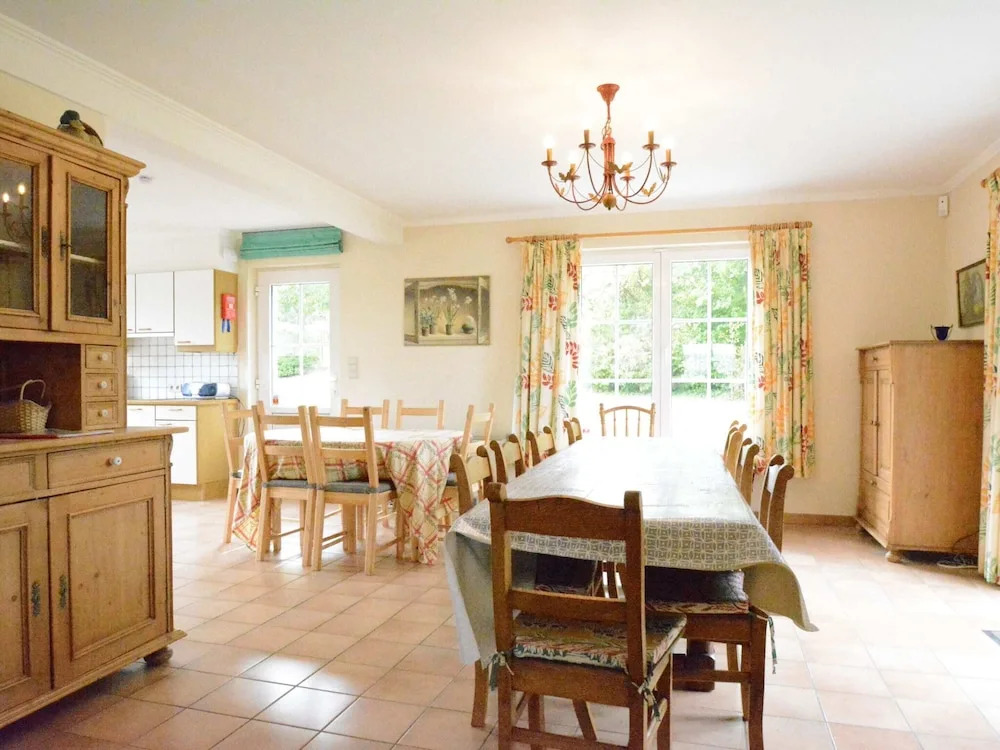 Spacious villa near Lesse