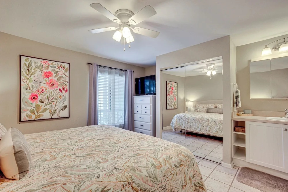 Harbor Island Condo With Deck - Steps to Beach!