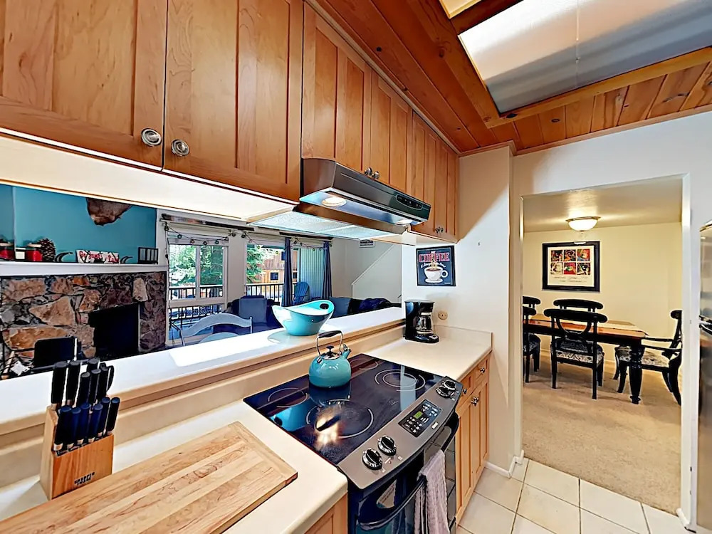 New Listing! Stylish 3-Story Condo Near Ski Resorts Condo