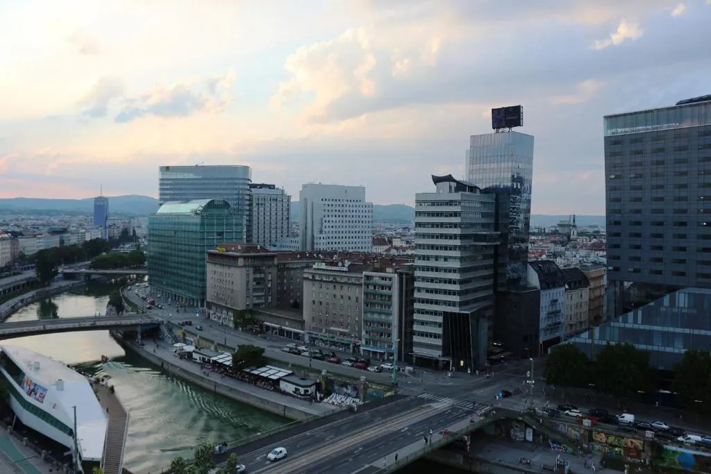 Center Apartment with 360° Rooftop