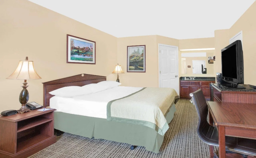 Brentwood Inn & Suites