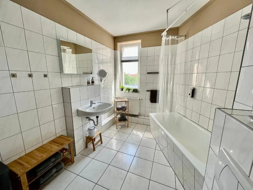 Purer Luxus mit 2 Schlafzimmern, Balkon und Privat-Parkplatz