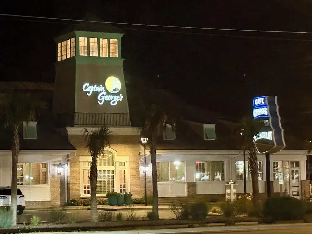 NEW 2026-Ocean Sands Beach Boutique Inn-24Hr Sauna and Salt-Mineral Pool-Free Beach Bikes and Famous Beach-Fresh Baked Cookies-Popcorn-In Room Bathrobes-Sunscreen-65 Inch TVsNetflix-Bedside Candy-Free Laundry- 4 Grand Black Beds-Call & Save-1-252-AHA-SAND