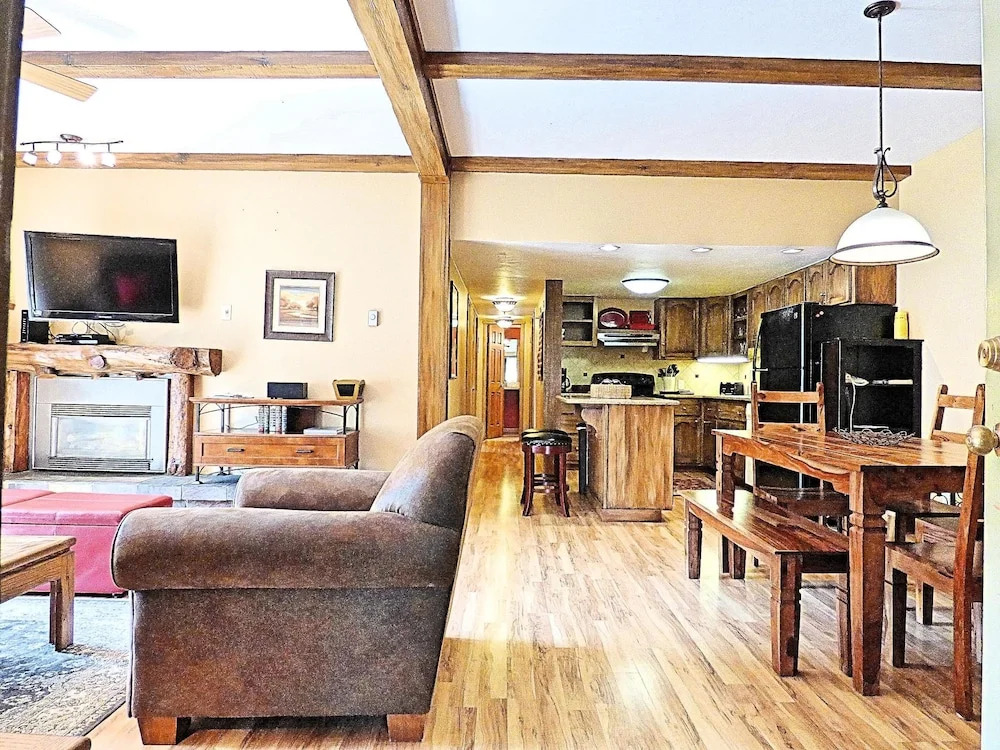 Lift Tickets Ground Floor Pool, Hot Tubs, Near Mtn, Fireplace Shuttle