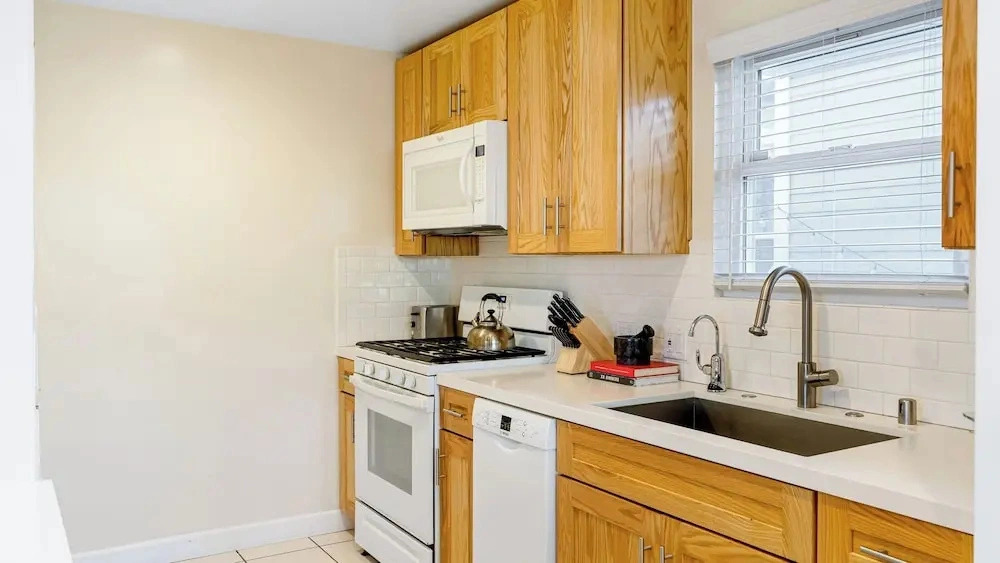 Sunny Venice Beach Home With Open Living & Walkability to Abbot Kinney Venice Drift by Avantstay