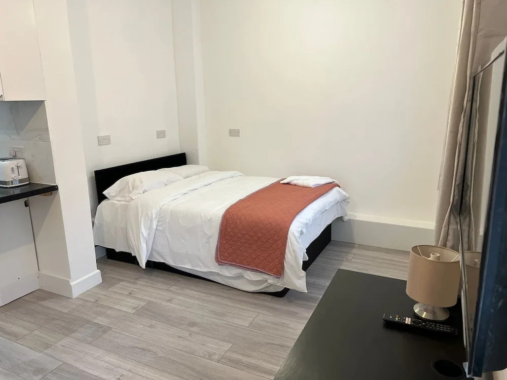 Remarkable 2-bed Apartment in Ilford, London