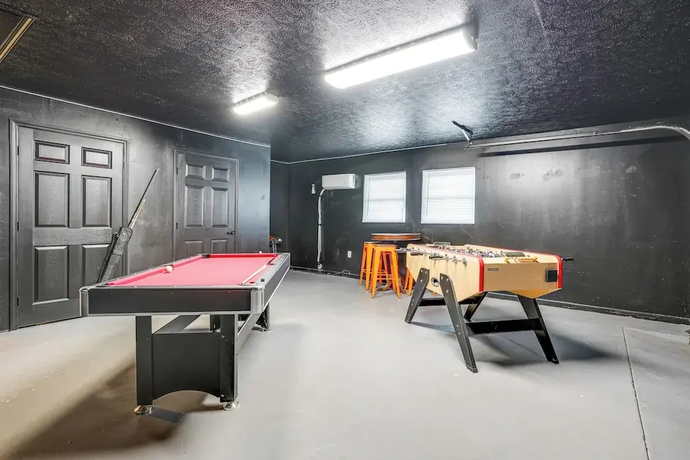 Pool & Game Room: Spacious Brandon Home