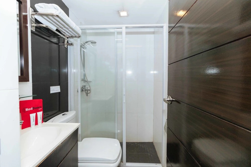 RedDoorz near Quezon City Circle