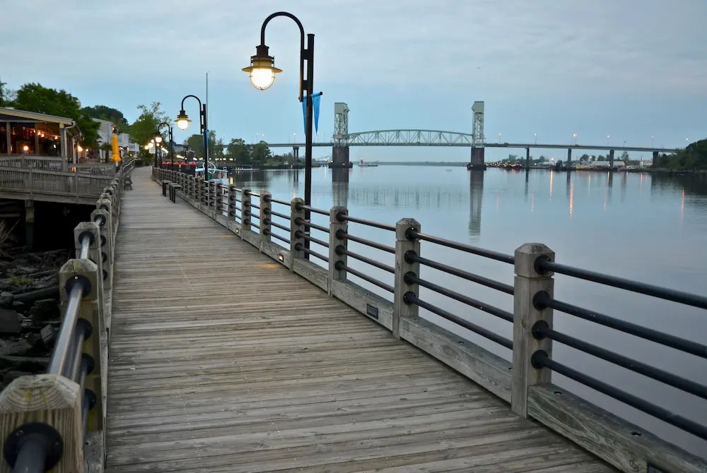Super-chic Riverside - 2 Blocks From Water 1 Bedroom Condo