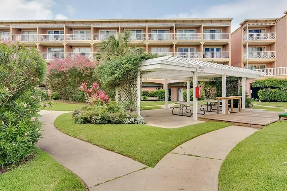 Victorian 9318-Kiwi Flip Flop - 1 Br Condo