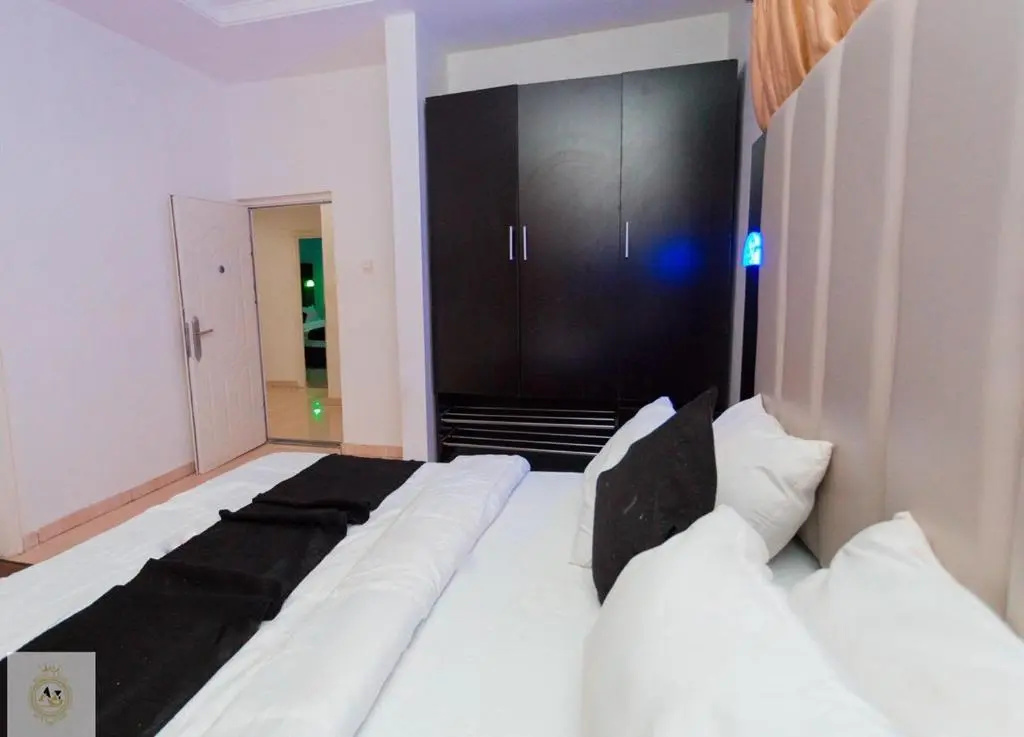 AZ KINGS 3 Bedroom Furnished Apartment suitable for Company Staff with Ensuite Bathrooms, Airconditioning and Swimming Pool