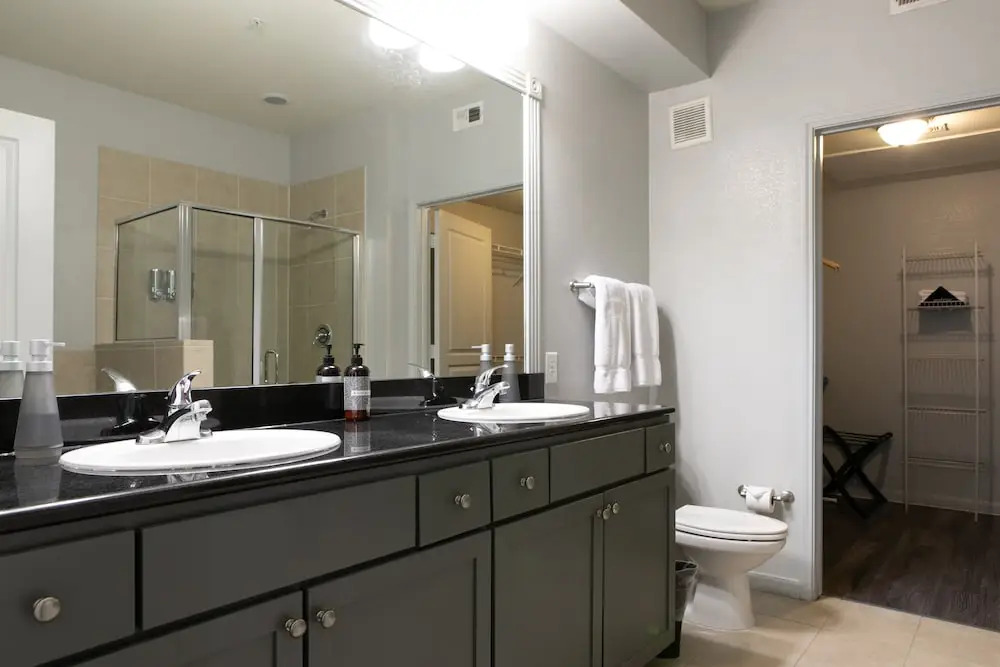 WanderJaunt - Luxe Downtown Austin Apts