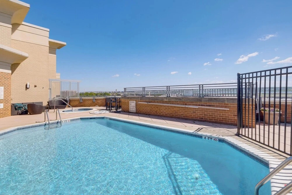 1 Mi to DCA Airport: Potomac Yard Apt w/ Pool