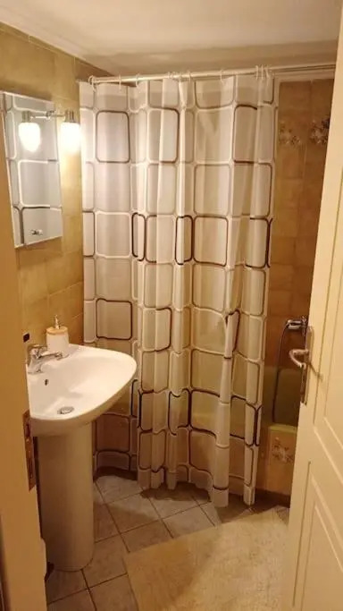 Central Artistic 2-Bedroom Apartment
