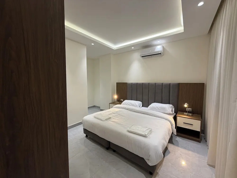 002 JRE Apartment With Stunning Boulevard Veiw