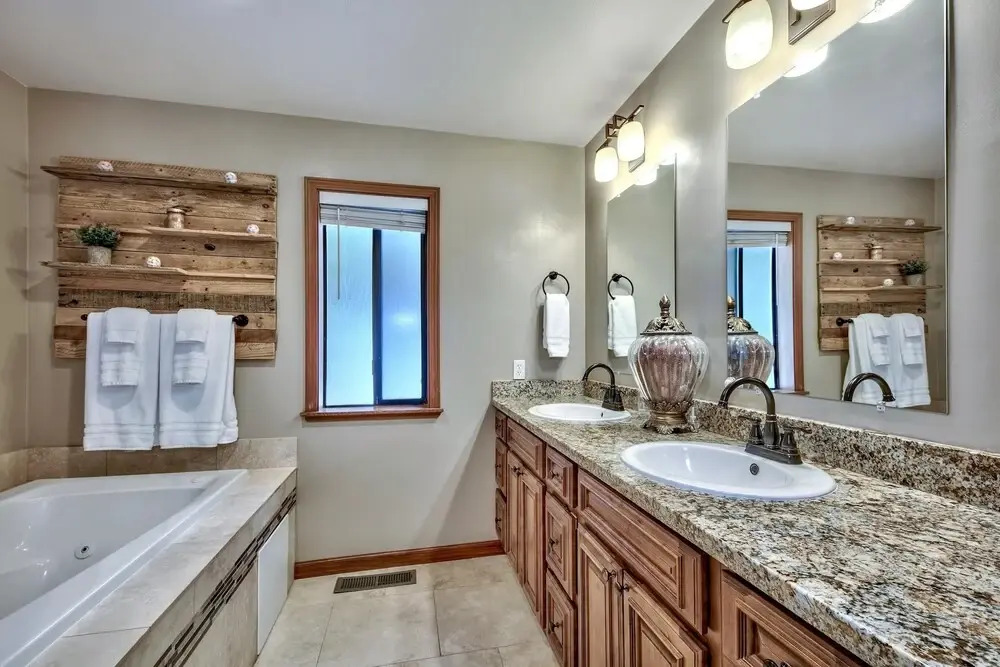 1760t Thunderbird Cabin 3 Bedroom Home