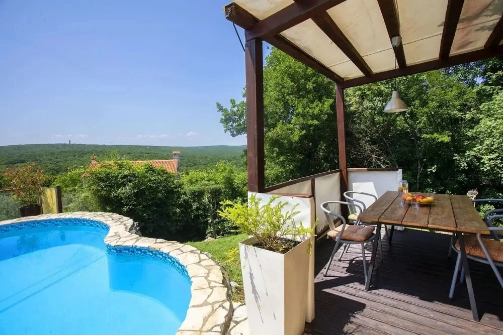 Charming Family Retreat With Private Pool