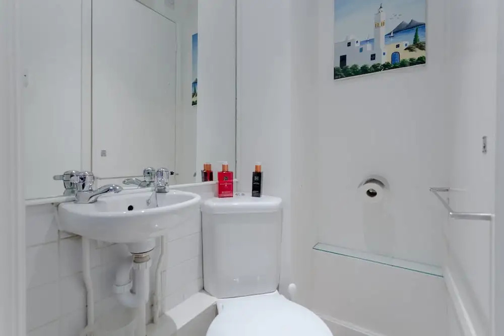 2 Bedroom House in Maida Vale With Balcony