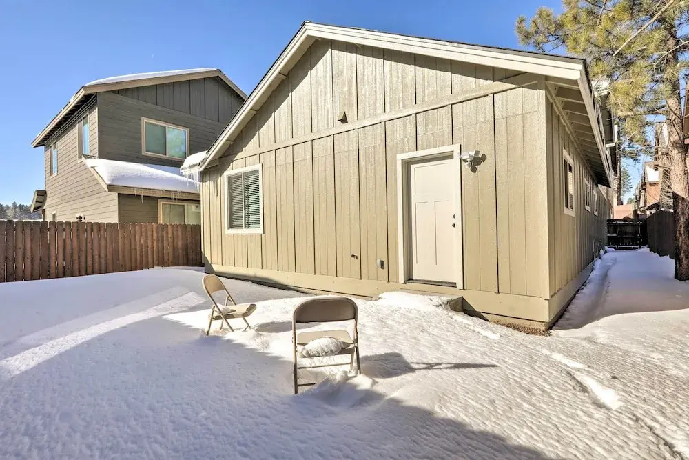Flagstaff Getaway w/ Yard: 4 Mi to Downtown!