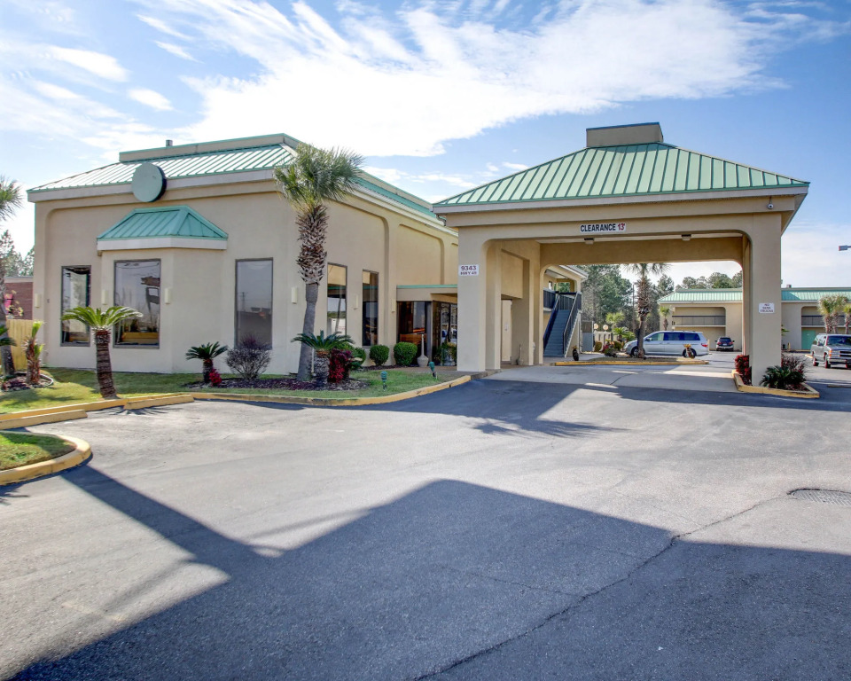 Econo Lodge Inn & Suites Gulfport Airport